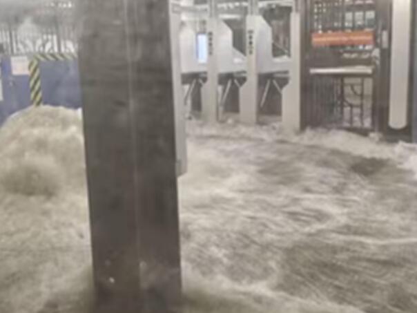 Saobraćajni haos u New Yorku: Podzemna željeznica pod vodom, putnici zarobljeni