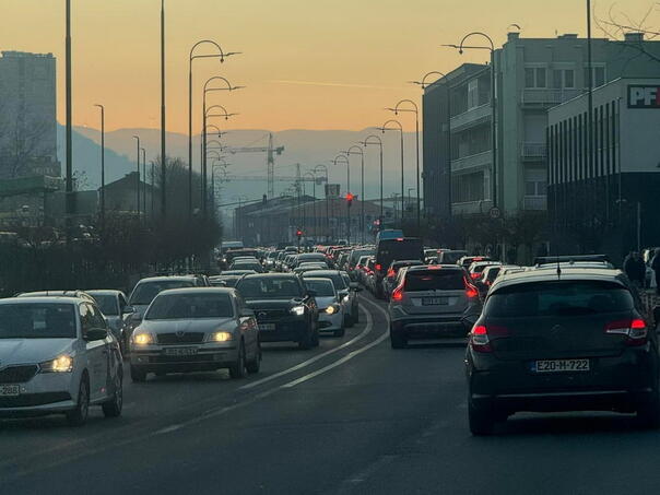 Saobraćajni haos u Sarajevu: Vozači satima u kolonama