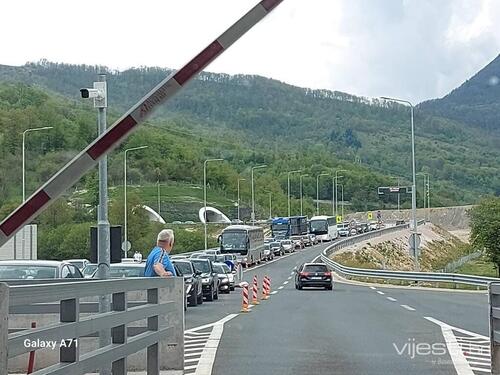 Video: Nepregledna kolona auta na autoputu od Sarajeva prema jugu