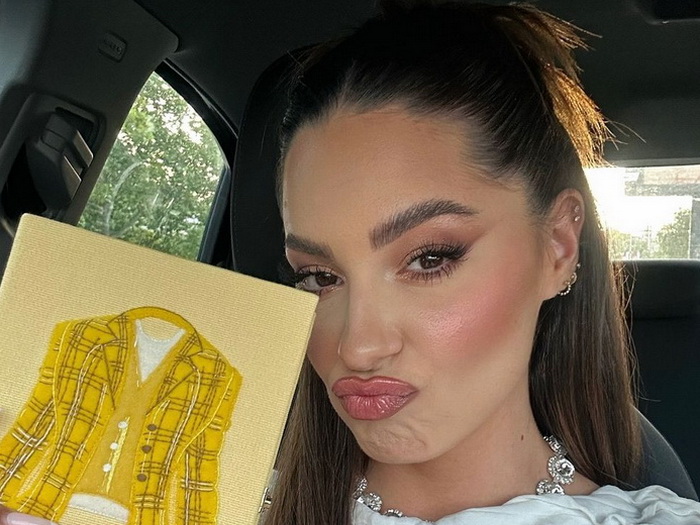 Sara Jo spontanim poziranjem naglašava lijep stajling