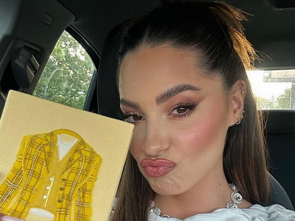 Sara Jo spontanim poziranjem naglašava lijep stajling