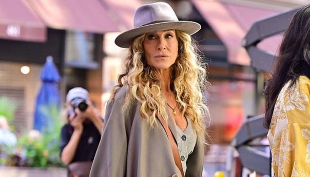 Sarah Jessica Parker na setu čita knjigu bh. autorice