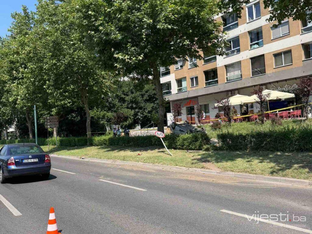 Sarajevo: Automobil na Otoci završio na krovu