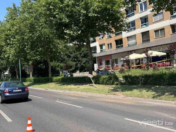 Sarajevo: Automobil na Otoci završio na krovu