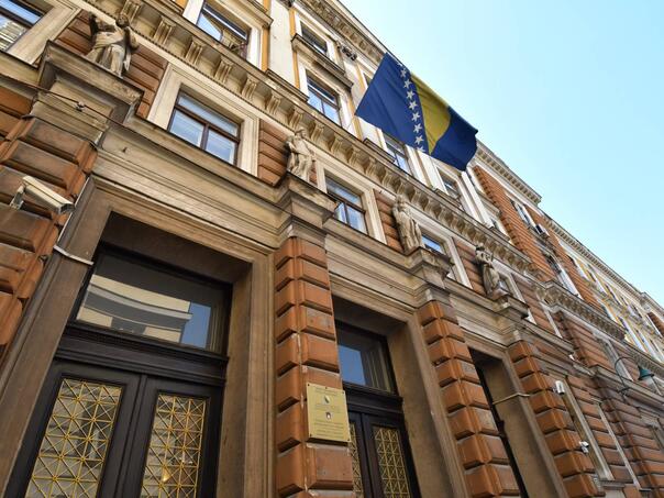 Sarajevo: Bankar optužen za krađu 150.000 KM s računa klijentica