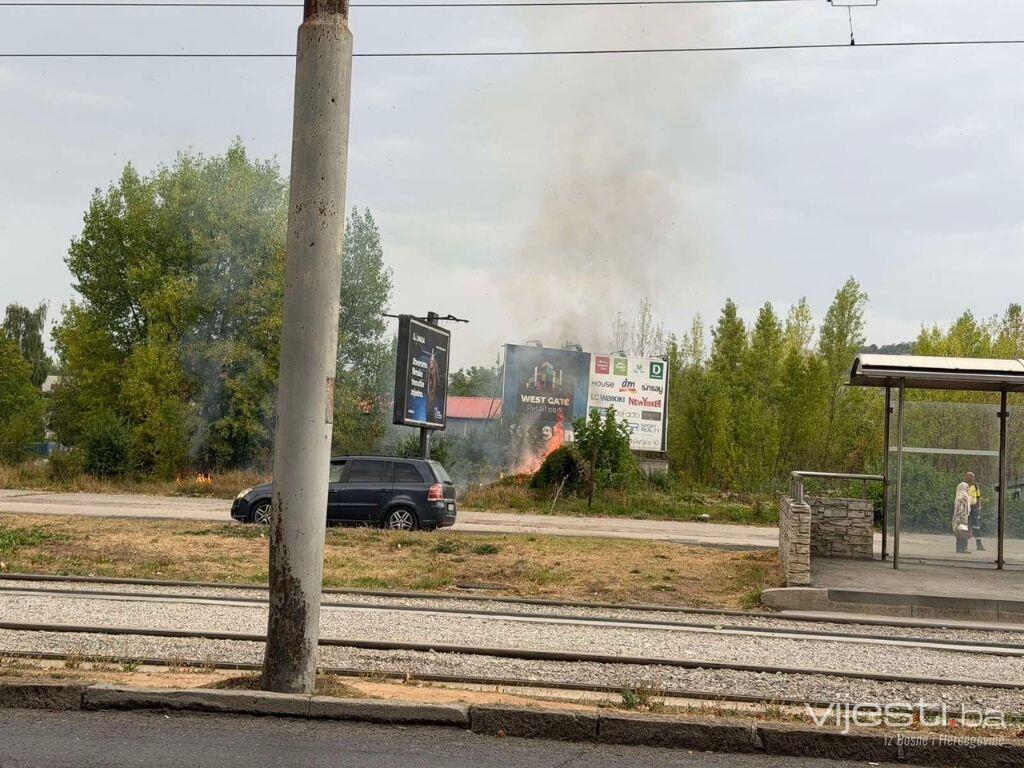 Sarajevo: Gori rastinje uz glavnu cestu u Nedžarićima, vatrogasci na terenu