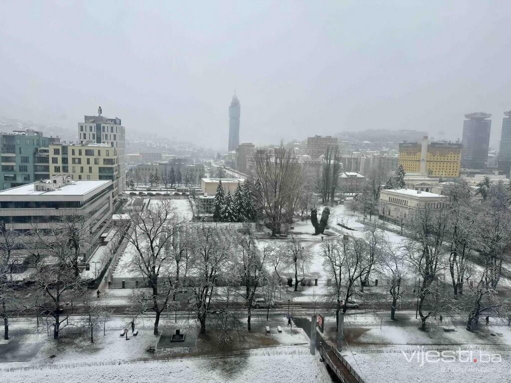 Sarajevo jutros osvanulo pod snježnim pokrivačem
