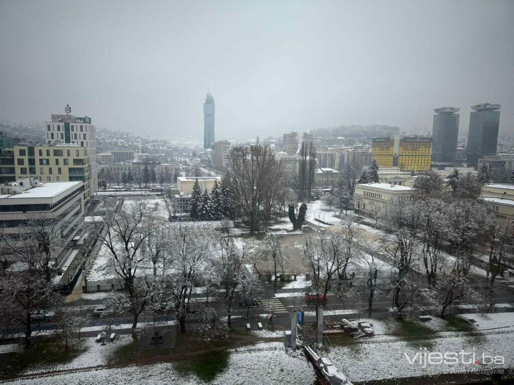 Sarajevo jutros pod snijegom: Grad osvanuo u zimskom ruhu