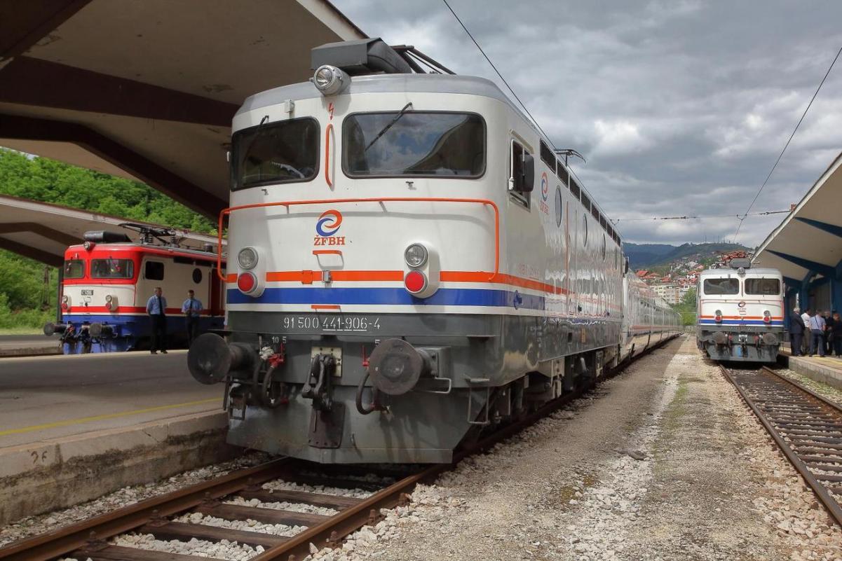 Sarajevo: Lokomotiva udarila u vagone, tri radnika povrijeđena