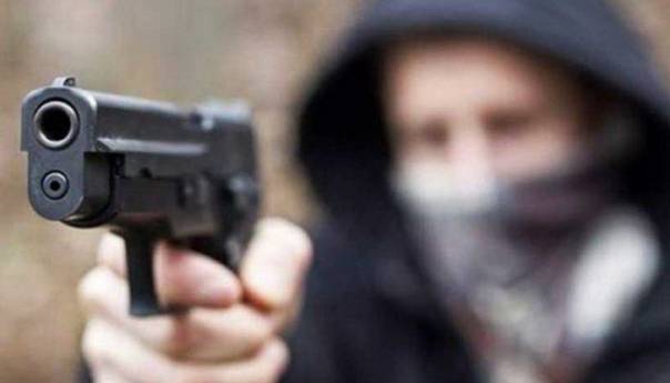 Sarajevo: Maloljetniku na ulici uz prijetnju pištoljem oteli mobitel