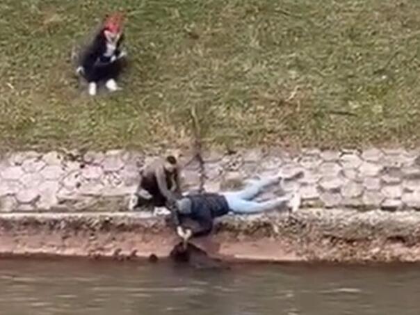 Sarajevo: Mladići spasili psa koji je upao u Miljacku