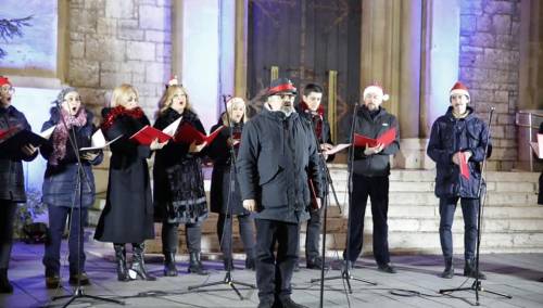Sarajevo: Muzičko veče ispred katedrale uz posebne emocije