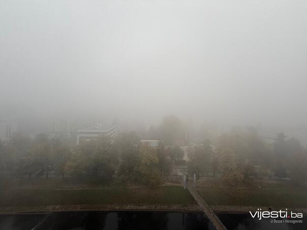 Sarajevo jutros prekriveno smogom i maglom