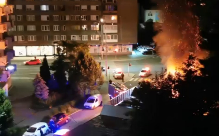 Sarajevo: Planuo automobil, vatra se proširila i na ugostiteljski objekat