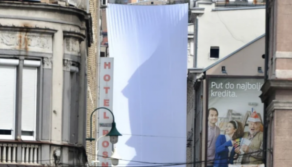 Podignuto bijelo platno kao simbol sjećanja na spas od snajperista s brda