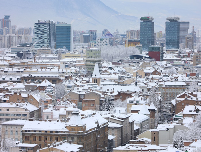 Sarajevo se probudilo pod snježnim pokrivačem
