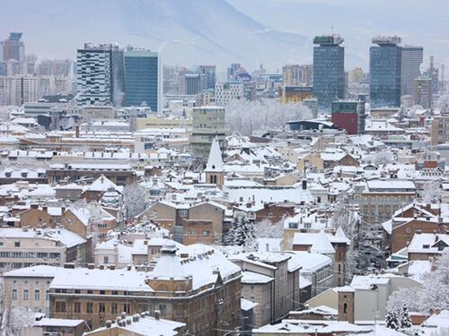 Sarajevo se probudilo pod snježnim pokrivačem