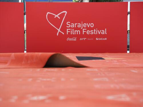 Sarajevo spremno za SFF: Crveni tepih postavljen ispred Narodnog pozorišta