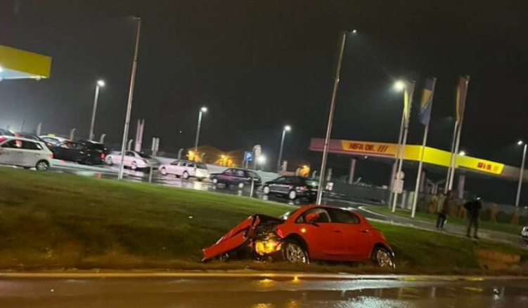 Sarajevo: Sudar dva automobila u blizini aerodroma, jedan izletio sa ceste