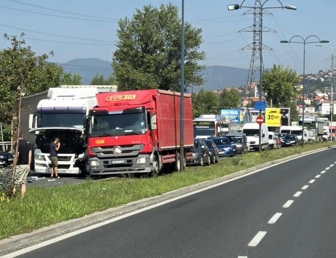 Sarajevo: Sudar dva kamiona paralizirao saobraćaj, formirane duge kolone