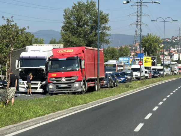 Sarajevo: Sudar dva kamiona paralizirao saobraćaj, formirane duge kolone