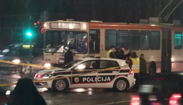 Sarajevo: Teži udes na Skenderiji, dvije osobe prevezene na KUM, trolejbusi ne rade