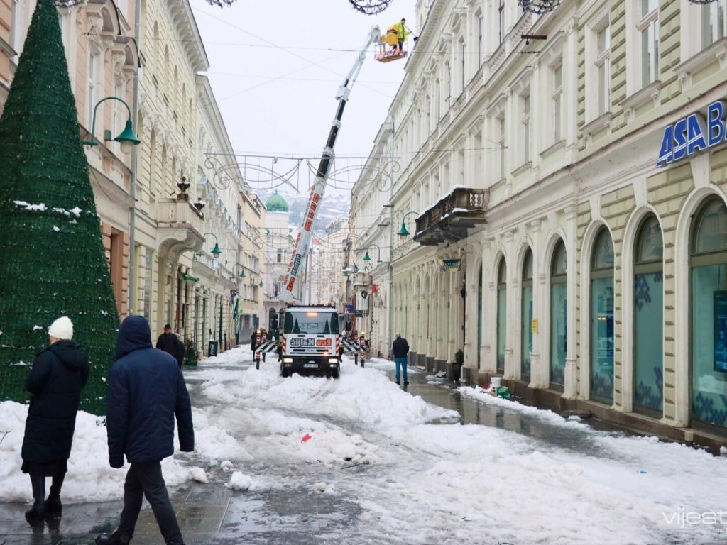 Sarajevo: Traže se radnici za čišćenje snijega u Starom Gradu, plata 1.050 KM