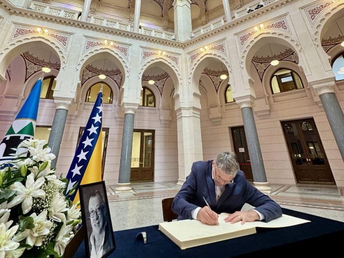 Sarajevo: U Vijećnici otvorena knjiga žalosti povodom smrti Halida Bešlića