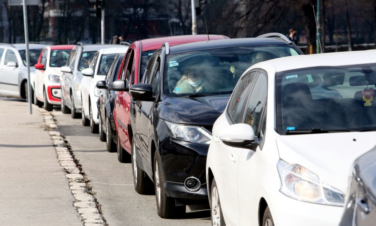 Sarajevo: Velika kolona vozila pred punktom za drive-in testiranje