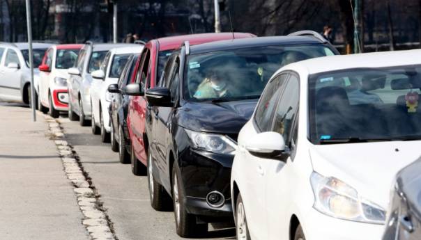 Sarajevo: Velika kolona vozila pred punktom za drive-in testiranje