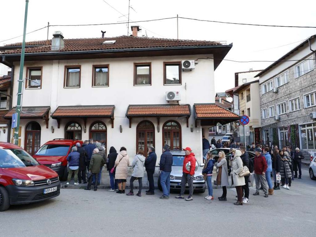 Sarajevo: Veliki redovi za somune pred pekarama