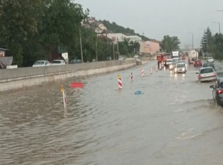 Sarajevo: Voda poplavila ceste, automobili se teže kreću u Boljakovom Potoku 