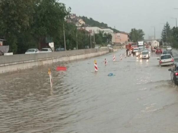 Sarajevo: Voda poplavila ceste, automobili se teže kreću u Boljakovom Potoku