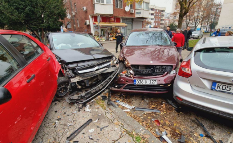 Sarajevo: Vozačica nakon sudara oštetila brojna vozila na parkingu, dvije osobe povrijeđene