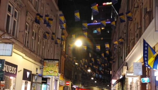 Sarajevom se vijore zastave BiH povodom Dana državnosti