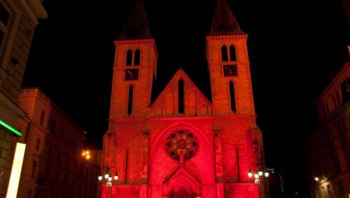 Sarajevska katedrala u crvenoj boji iz solidarnosti prema progonjenim kršćanima