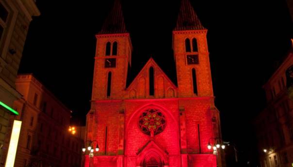 Sarajevska katedrala u crvenoj boji iz solidarnosti prema progonjenim kršćanima