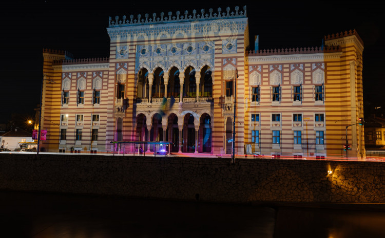 Sarajevska Vijećnica obojena u plavo