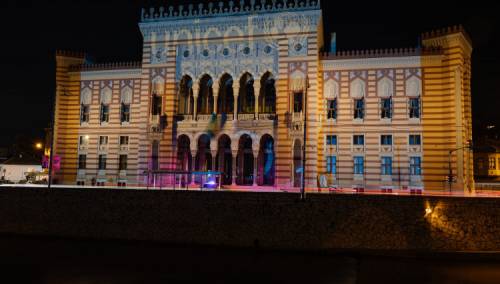 Sarajevska Vijećnica obojena u plavo