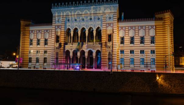 Sarajevska Vijećnica obojena u plavo