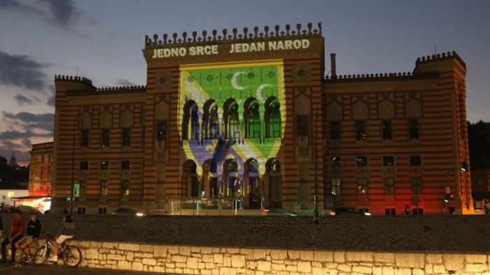 Sarajevska Vijećnica u bojama nacionalne zastave sandžačkih Bošnjaka