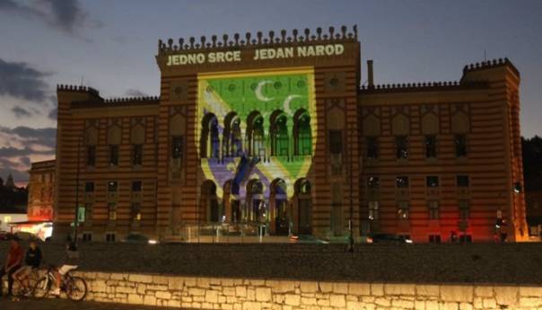 Sarajevska Vijećnica u bojama nacionalne zastave sandžačkih Bošnjaka