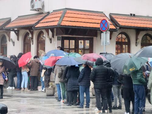 Sarajlije čekaju prvi ovogodišnji ramazanski somun