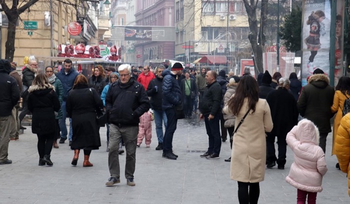 Sarajlije i brojni turisti u šetnji ulicama glavnog grada 
