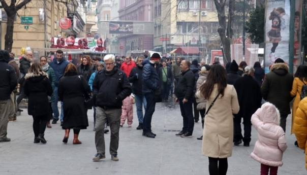 Sarajlije i brojni turisti u šetnji ulicama glavnog grada