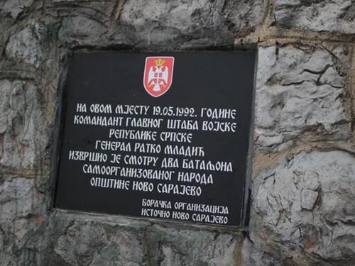Sarajlije koje su oštetile ploču zločincu Mladiću kažnjene sa 6000 KM