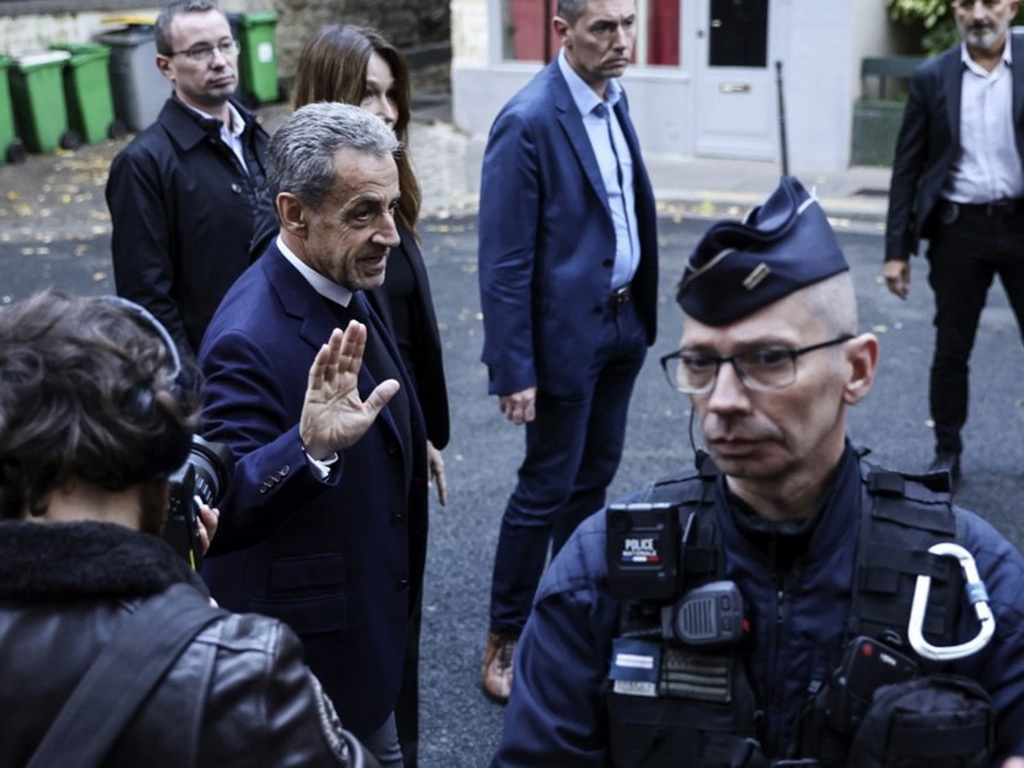 Sarkozy stigao u zatvor: Ljudi mu skandirali i pjevali Marseljezu