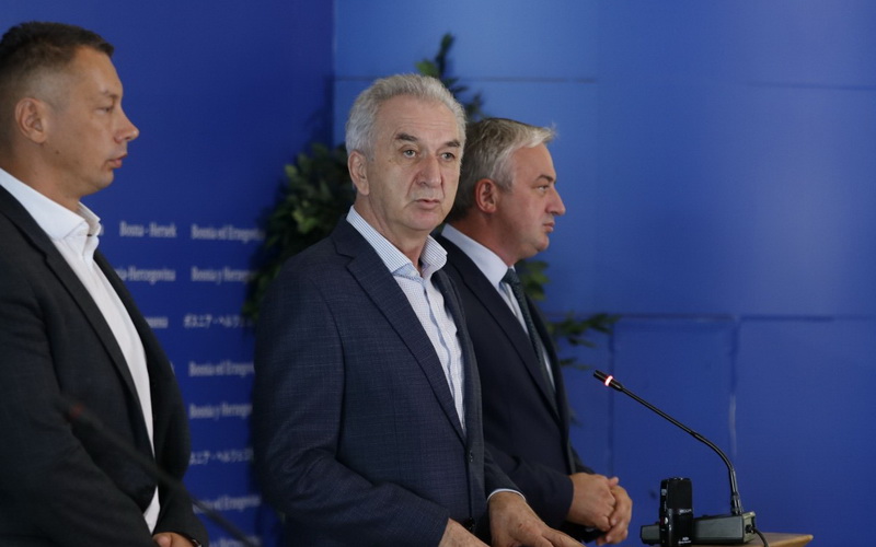Šarović: Pozivamo na dijalog, Dodikov prijedlog za plate nije pametan