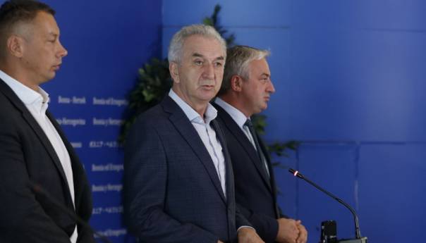 Šarović: Pozivamo na dijalog, Dodikov prijedlog za plate nije pametan