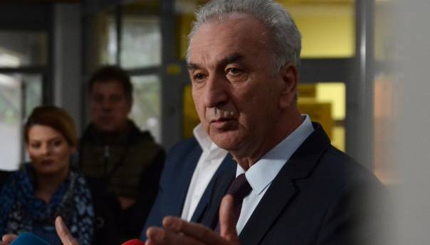 Šarović pozvao na mir i podržao Vučića